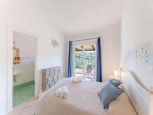 Complex with pool and sea view