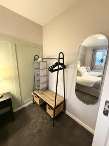 Modern 5-BDR, Family, Free Parking, Super Fast Speed Wi-Fi, Sleeps 10, Contractors, Long Term Stays Allowed