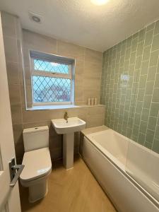 Modern 5-BDR, Family, Free Parking, Super Fast Speed Wi-Fi, Sleeps 10, Contractors, Long Term Stays Allowed