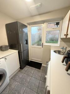 Modern 5-BDR, Family, Free Parking, Super Fast Speed Wi-Fi, Sleeps 10, Contractors, Long Term Stays Allowed