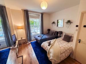 Central City Oasis - Sleeps 4 Parking Included 3 Mins walk to Queens Station