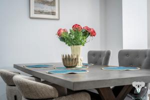 KozyGuru | Mascot | Stylish 2BR | Balcony& Parking