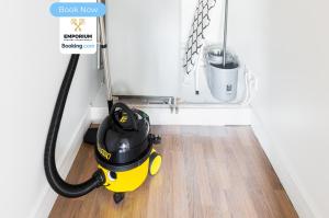 Cutlass Spacious 2BDR Apt By Emporium Property Management Short Lets & Serviced Accommodation Birmingham With Free parking & Free WiFi