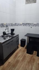 Loft para 4 pessoas, moderno 7 min da praia de carro!