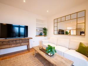 Dartmouth Apartment, Light, Modern and Relaxing