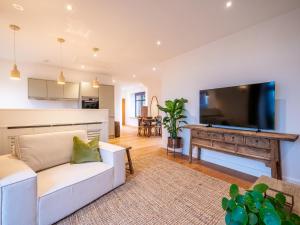 Dartmouth Apartment, Light, Modern and Relaxing