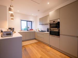 Dartmouth Apartment, Light, Modern and Relaxing