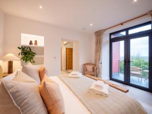 Dartmouth Apartment, Light, Modern and Relaxing