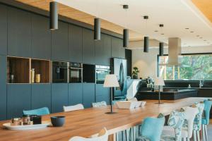 Architect-Designed Villa With Pool Near Mountains