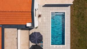 Family villa Nona with pool and grill in Tinjan