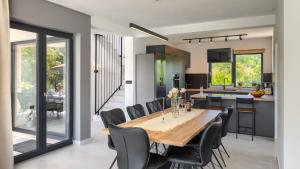 Family villa Nona with pool and grill in Tinjan