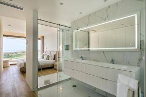 Luxury Oceanfront Apartment with Breathtaking Views 24K