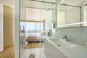 Luxury Oceanfront Apartment with Breathtaking Views 24K