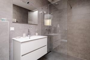 Modern 2BR Apartment near Rotterdam Central Station