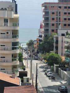 Apartamento 2 suites, vista mar, Piscina Climatizada no condominio, 1 quadra mar