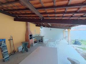 House with Atlantic Forest in the background - Saíra Sete Cores