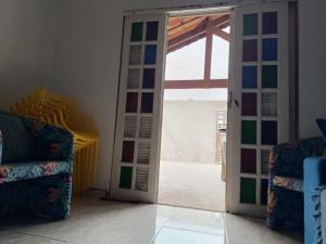 House with Atlantic Forest in the background - Saíra Sete Cores