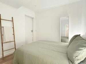 Woody Boutique 6 trendy flat by Homeful Homes