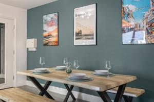 Prince Mews 2BR Apartment l Sleeps 7 l Central