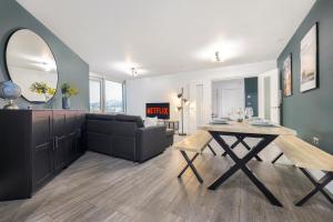 Prince Mews 2BR Apartment l Sleeps 7 l Central