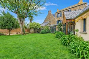 Les Marquises large renovated house with garden