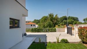 Modern villa Blanka with pool and grill in Tinjan