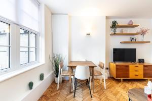 Modern London Bridge Retreat