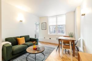 Modern London Bridge Retreat