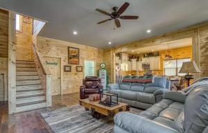 The Manor At Burg Hill-Arcade, Pool Table, Hot Tub, free Attraction Tickets!