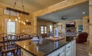 The Manor At Burg Hill-Arcade, Pool Table, Hot Tub, free Attraction Tickets!