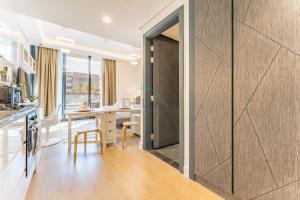 Inviting Studio Overlooking the Pool, Just a Short Drive from Dubai Autodrome, Samana Golf Avenue, Dubai Studio City by Deluxe Holiday Homes