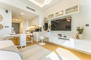 Inviting Studio Overlooking the Pool, Just a Short Drive from Dubai Autodrome, Samana Golf Avenue, Dubai Studio City by Deluxe Holiday Homes