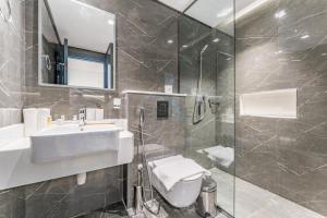 Inviting Studio Overlooking the Pool, Just a Short Drive from Dubai Autodrome, Samana Golf Avenue, Dubai Studio City by Deluxe Holiday Homes