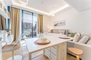 Inviting Studio Overlooking the Pool, Just a Short Drive from Dubai Autodrome, Samana Golf Avenue, Dubai Studio City by Deluxe Holiday Homes