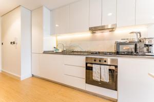 Inviting Studio Overlooking the Pool, Just a Short Drive from Dubai Autodrome, Samana Golf Avenue, Dubai Studio City by Deluxe Holiday Homes