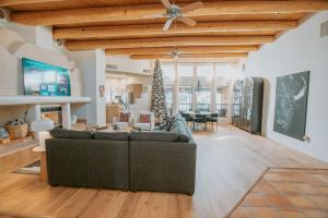 Buffalo Escape-Private Hot Tub in serene Corrales-Mountain View-Pet Friendly!