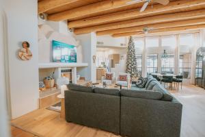 Buffalo Escape-Private Hot Tub in serene Corrales-Mountain View-Pet Friendly!