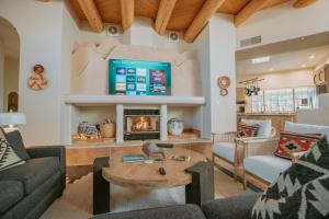 Buffalo Escape-Private Hot Tub in serene Corrales-Mountain View-Pet Friendly!