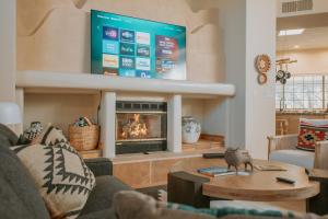 Buffalo Escape-Private Hot Tub in serene Corrales-Mountain View-Pet Friendly!