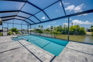 CoralVilla Sunrays - modern, elegant new villa with pool & hot tub