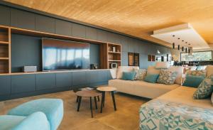 Architect-Designed Villa With Pool Near Mountains