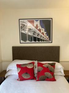 NELL GWYNN HOUSE - Traditional, Warm Studio Apartment, Sloane Square, London