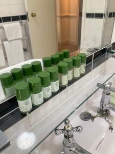 NELL GWYNN HOUSE - Traditional, Warm Studio Apartment, Sloane Square, London