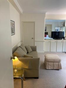 NELL GWYNN HOUSE - Traditional, Warm Studio Apartment, Sloane Square, London