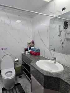 Spacious lakeview condo in Palm pavilion near Hua hin airport