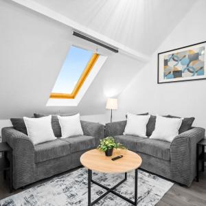 Cozy Apartment - Accommodates 4 - On Street Parking - Neftlix 2CR