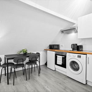 Cozy Apartment - Accommodates 4 - On Street Parking - Neftlix 2CR