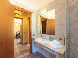 Modern house in a peaceful residence img5