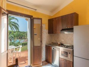 Modern house in a peaceful residence img8