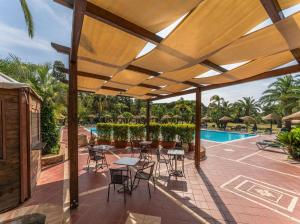 Modern house in a peaceful residence img18